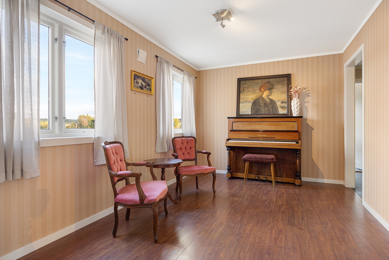 Nede i første etasje er det en koselig tv stue som i dag blir benyttet som pianostue. Galleribilde