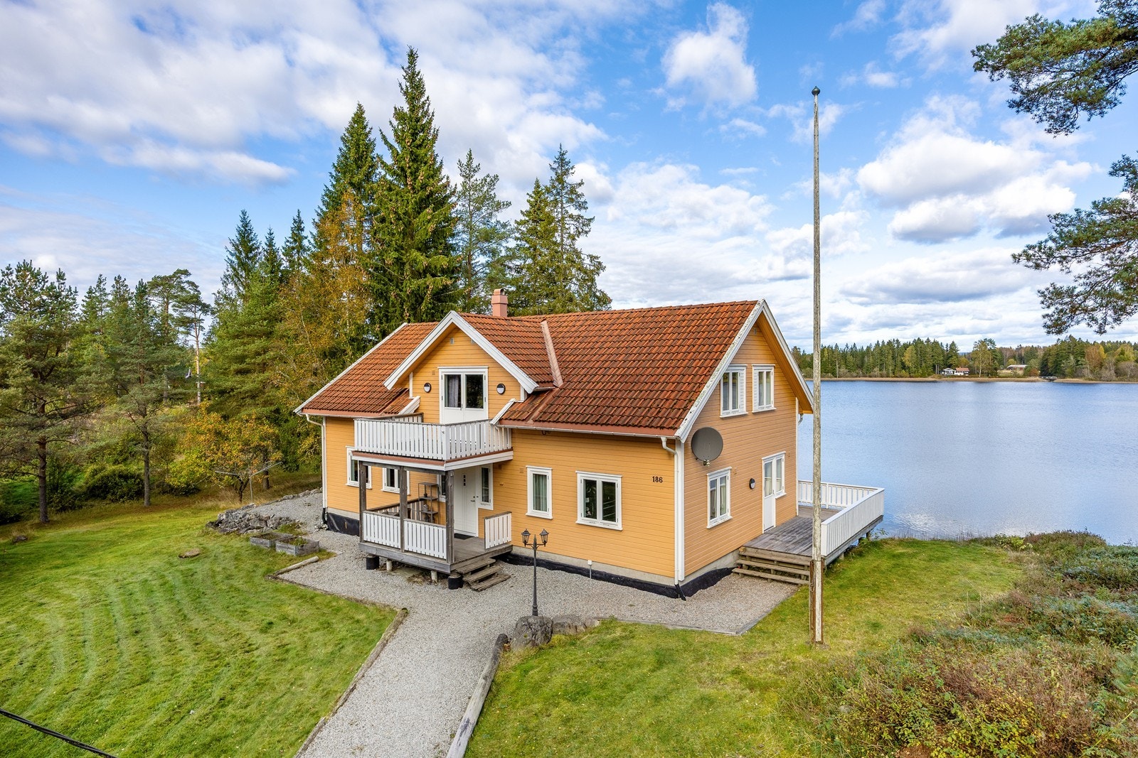 Velkommen til idylliske Hemnesveien 186. Galleribilde