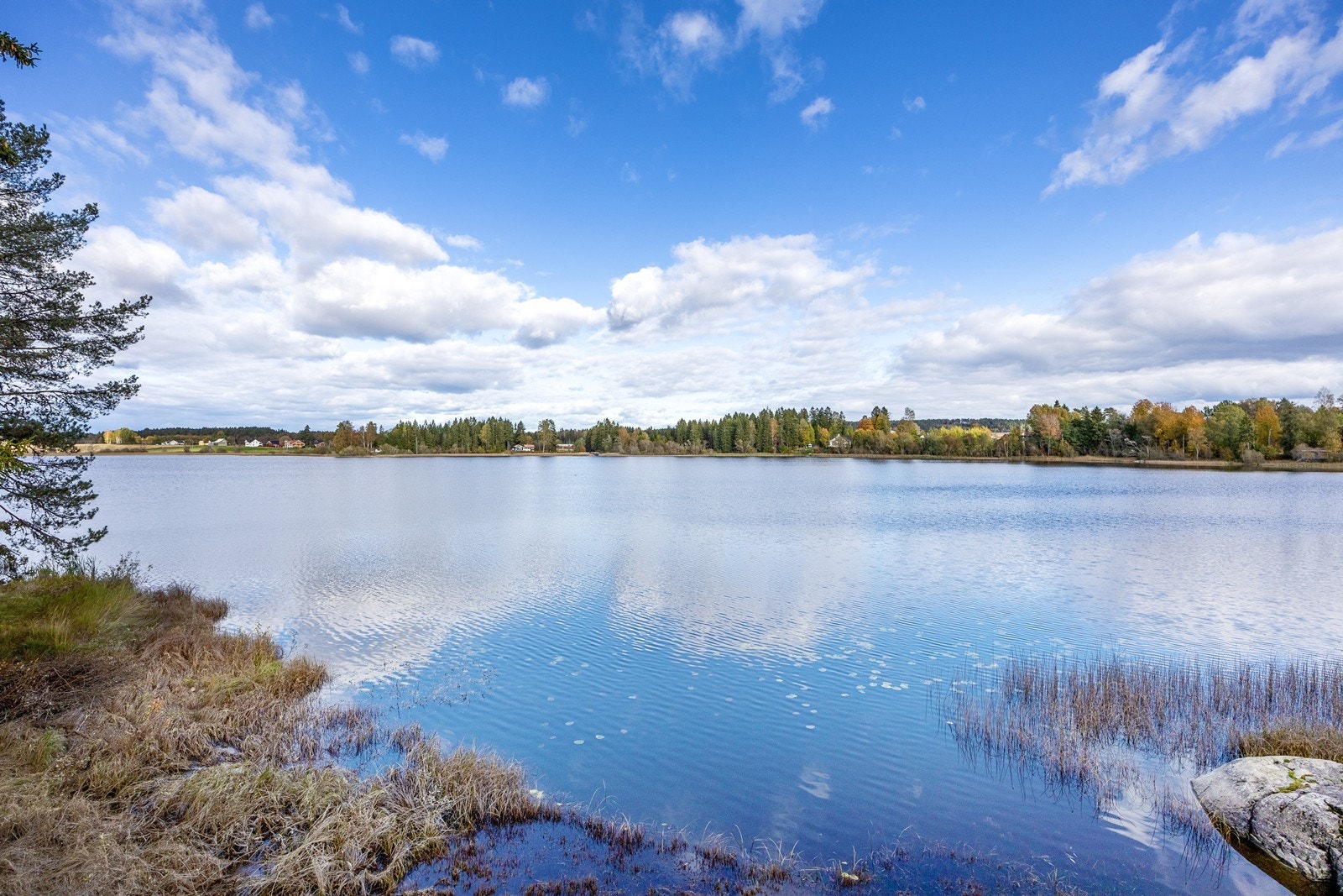 De stille omgivelsene gir ro i sjelen, og den umiddelbare nærheten til Bråtevannet gjør at man føler at man er i ett med naturen. Galleribilde