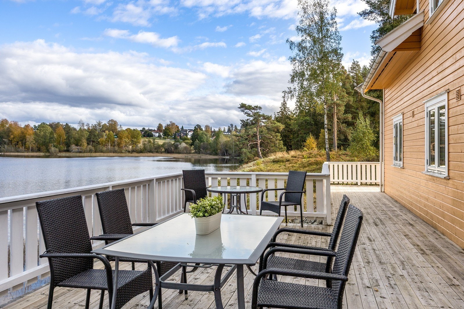 Det er rikelig med boltreplass i en stor hage, og med egen strandlinje ligger alt til rette for bading og kanopadling fra egen eiendom. Galleribilde