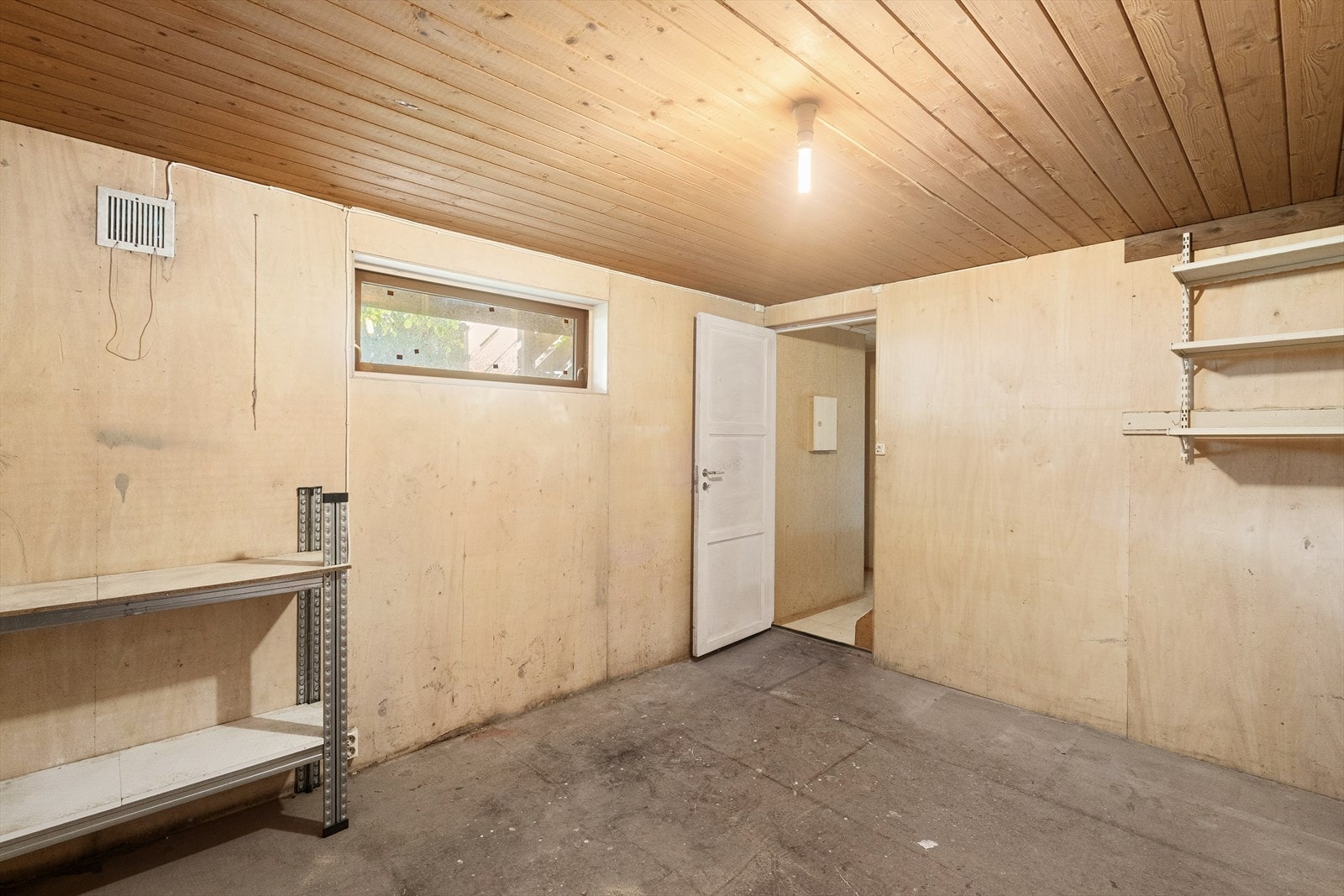 Romslig og allsidig kjellerrom med gode oppbevaringsmuligheter, perfekt for kreative prosjekter eller lagring. Galleribilde