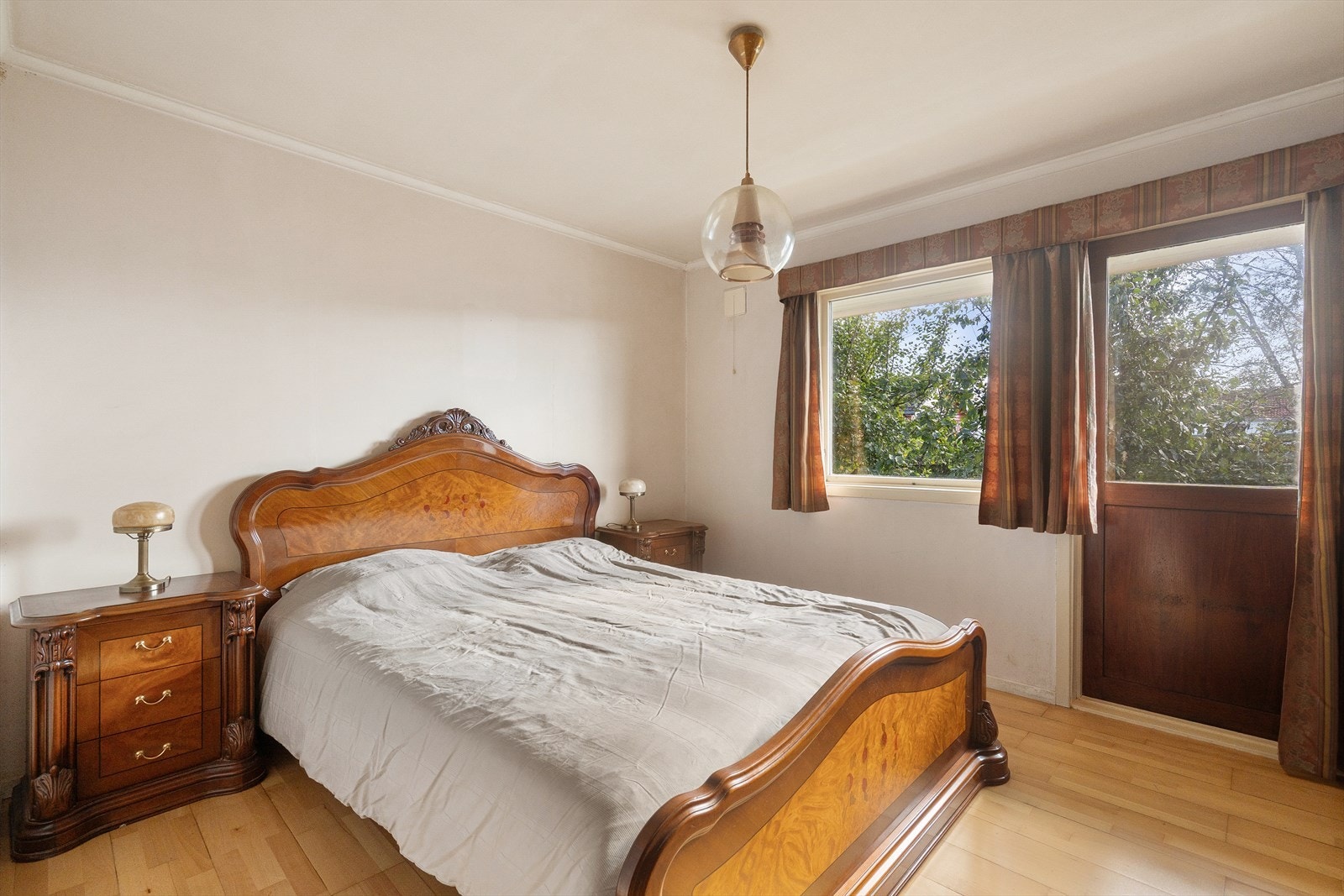 Hovedsoverom med store vinduer, naturlig lysinnslipp og adkomst til uteområde. Galleribilde