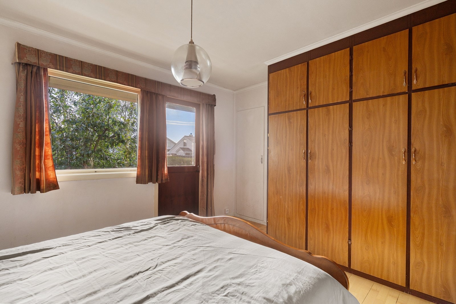 Hovedsoverom med stedbygd garderobe. Skap i enden går opp til loft Galleribilde