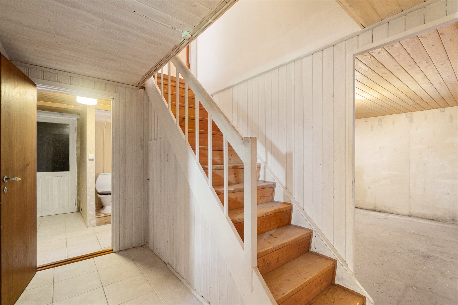 Praktisk adkomst til underetasje og romslige oppbevaringsmuligheter. Flott potensial for personlig tilpasning. Galleribilde