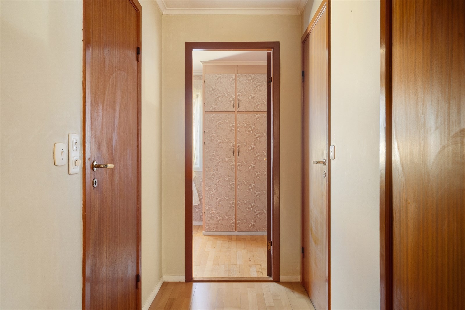 Gang med tre dører, som gir tilgang til ulike rom. Perfekt for en funksjonell bolig. Galleribilde