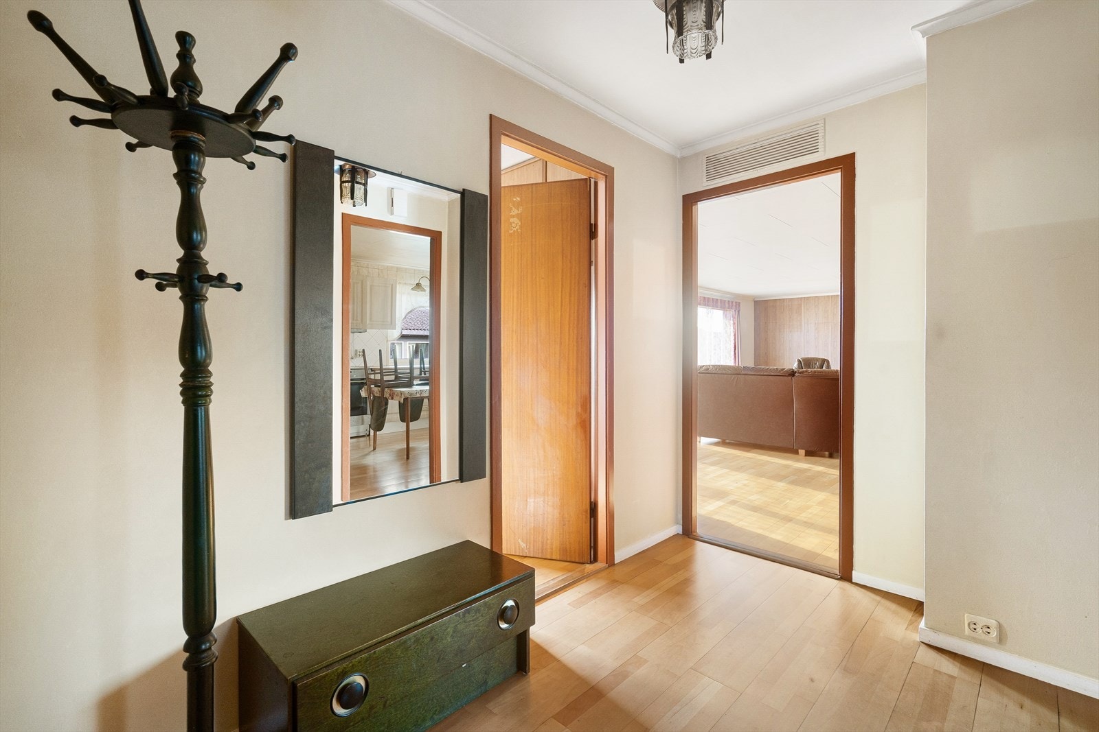 Gang med tilgang til stue og kjøkken, bad og 3 soverom. Galleribilde