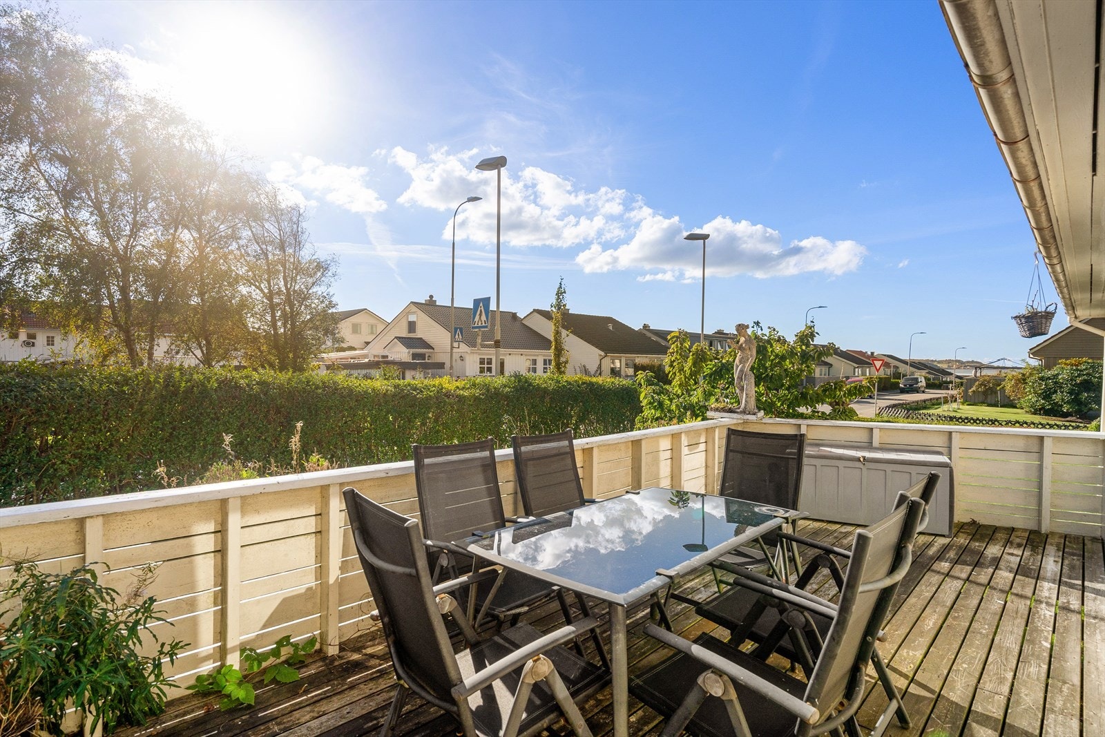 Solrik terrasse. Rolig nabolag, nærhet til gangfelt og grøntområder. Perfekt for avslappende utendørsliv. Galleribilde