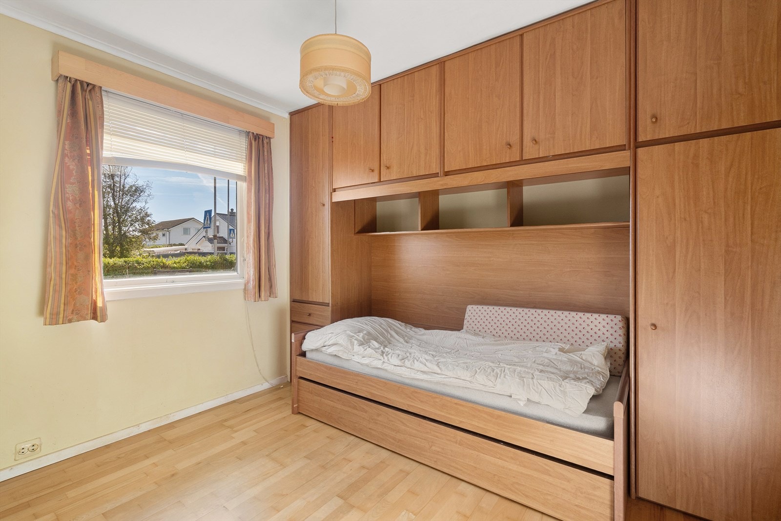 Lyst og funksjonelt soverom med innebygd skapplass. Store vinduer gir rikelig med naturlig lys. Perfekt for rolig hvile. Galleribilde