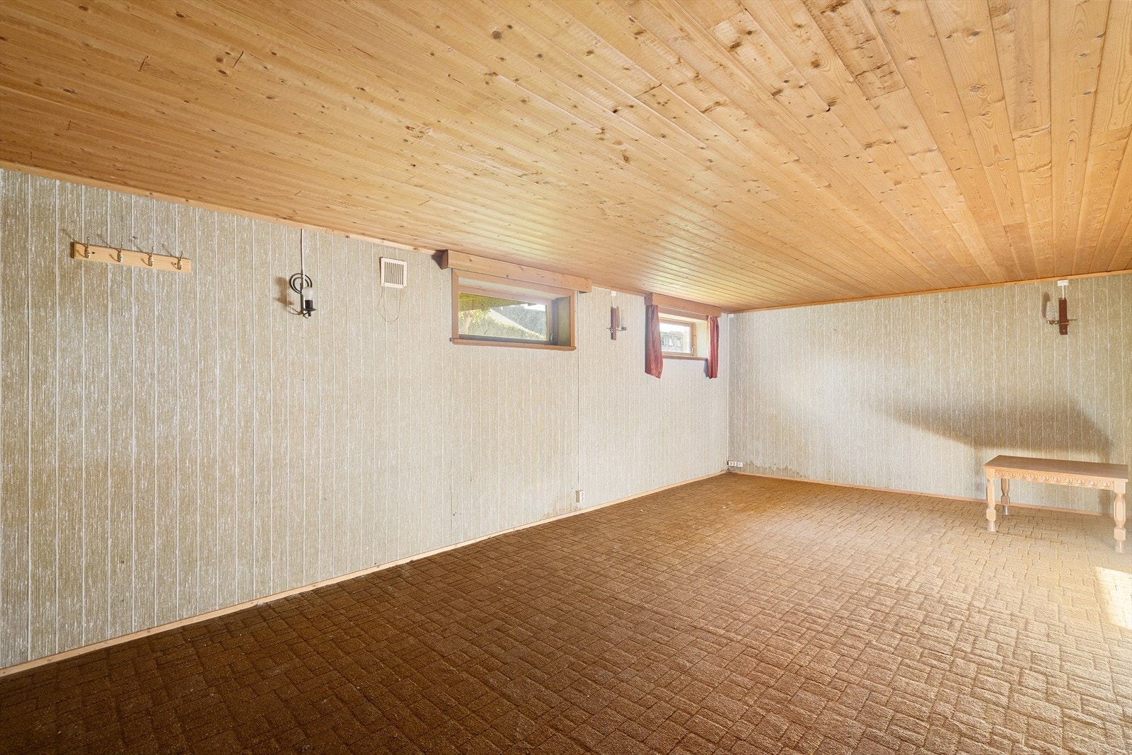 Kjellerrom med naturlig lys. Perfekt for kreativ innredning. Ikke byggesøkt for varig opphold Galleribilde