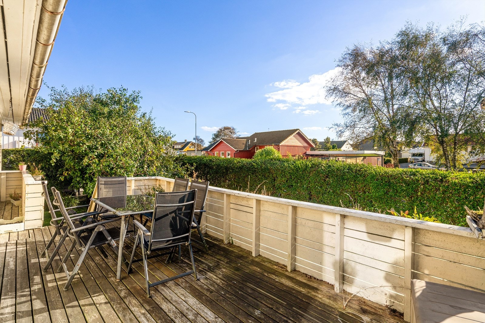 Solrik terrasse med utsikt mot nabolaget. Perfekt for avslapning og sosiale sammenkomster i rolige omgivelser. Galleribilde