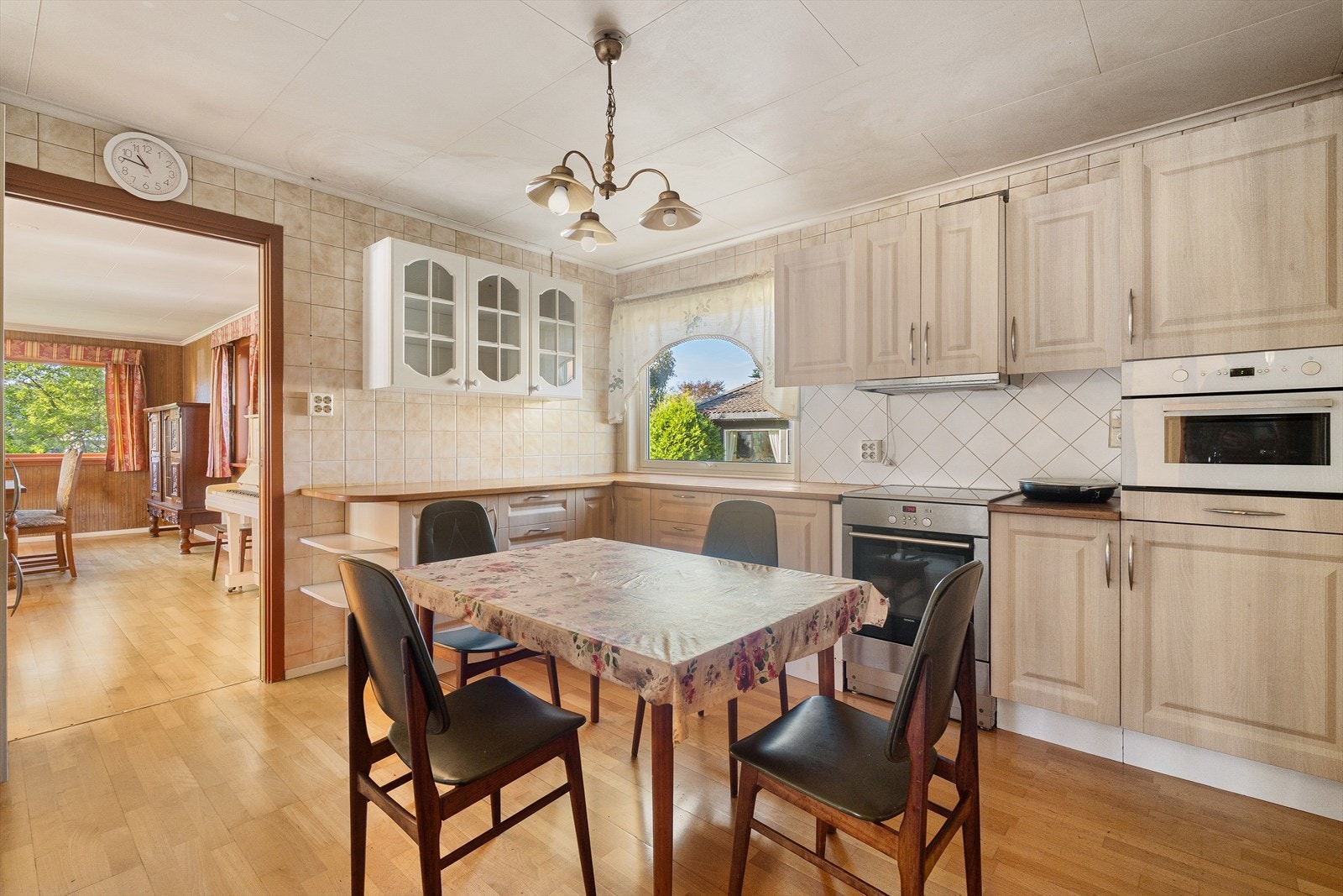 Romslig kjøkken med god plass til spisebord, store vinduer som gir rikelig med dagslys. Galleribilde