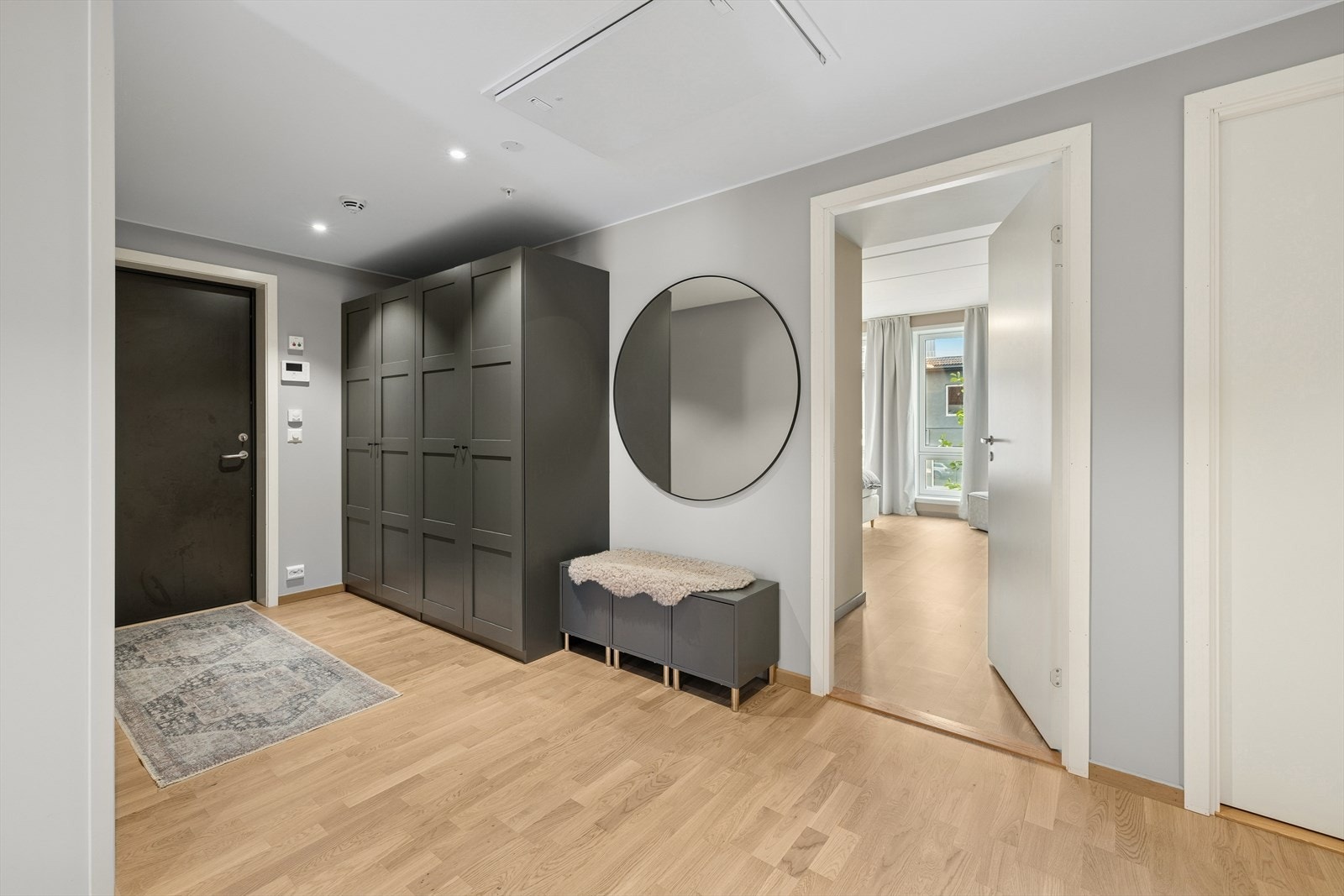 Velkommen inn i en romslig entré, med garderobeskap. Galleribilde