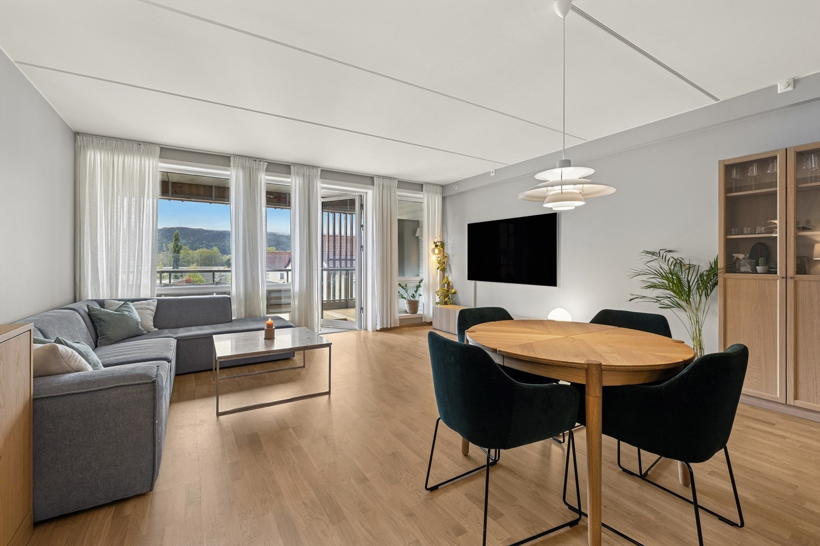 Stor og innbydende stue med god plass til sofagruppe og spisebord. Galleribilde