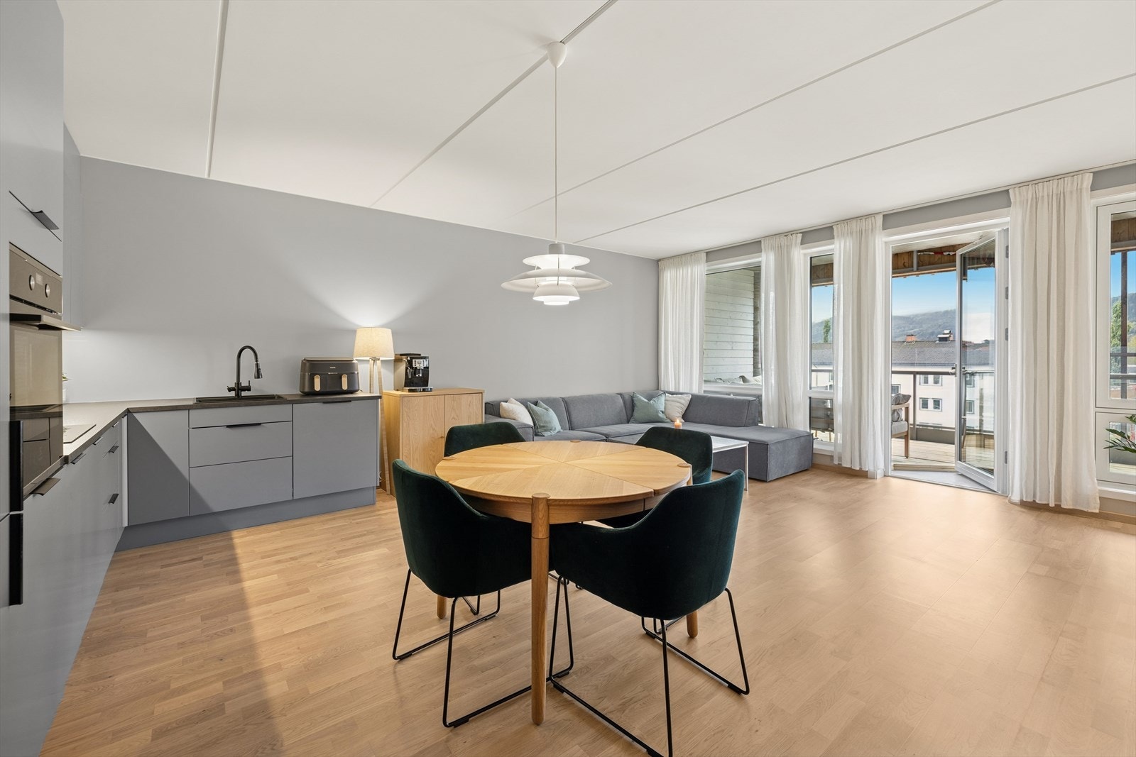 God plass til spisebord der man kan samle familie og venner til hyggelige sammenkomster. Galleribilde