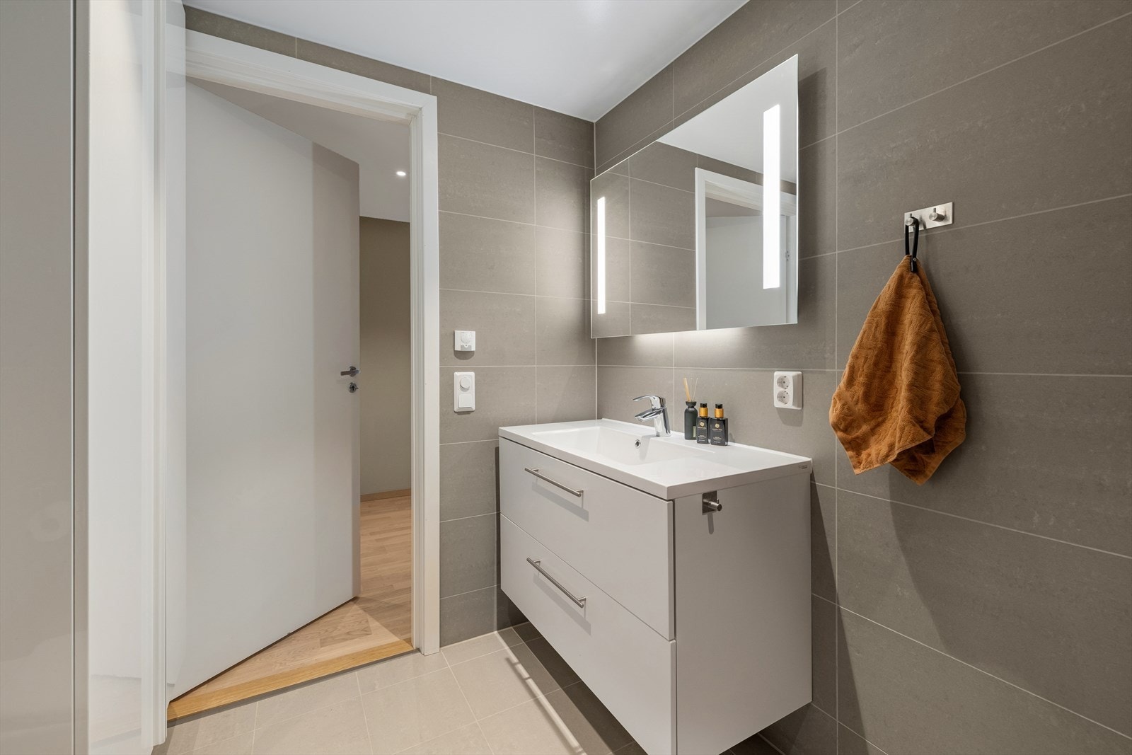 Rommet er innredet med servant med underskap, og vegghengt toalett. Galleribilde