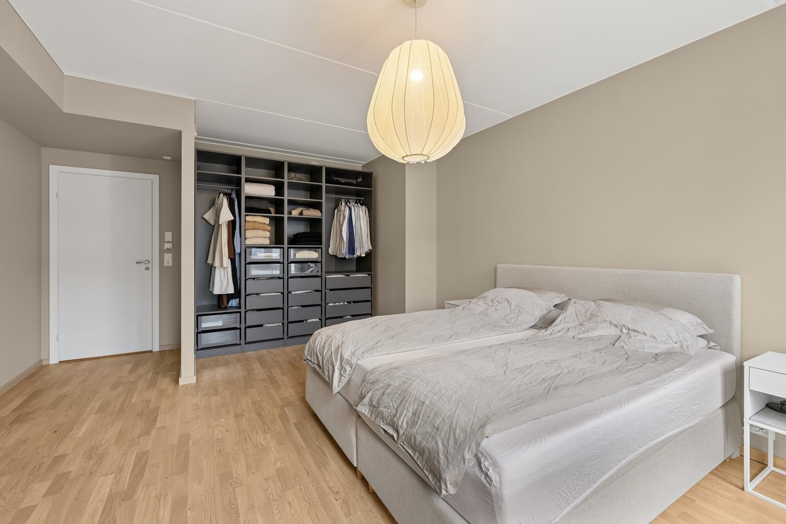 Soverommet er innredet med et praktisk garderobeskap. Galleribilde