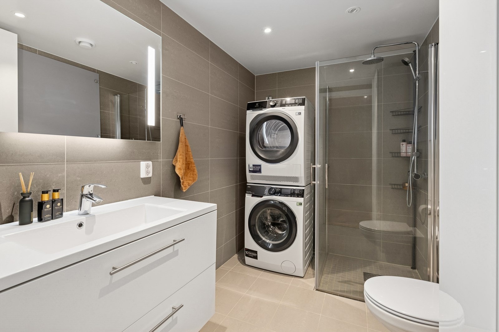 Leiligheten har to romslige bad, der det ene har opplegg for vaskemaskin. Galleribilde