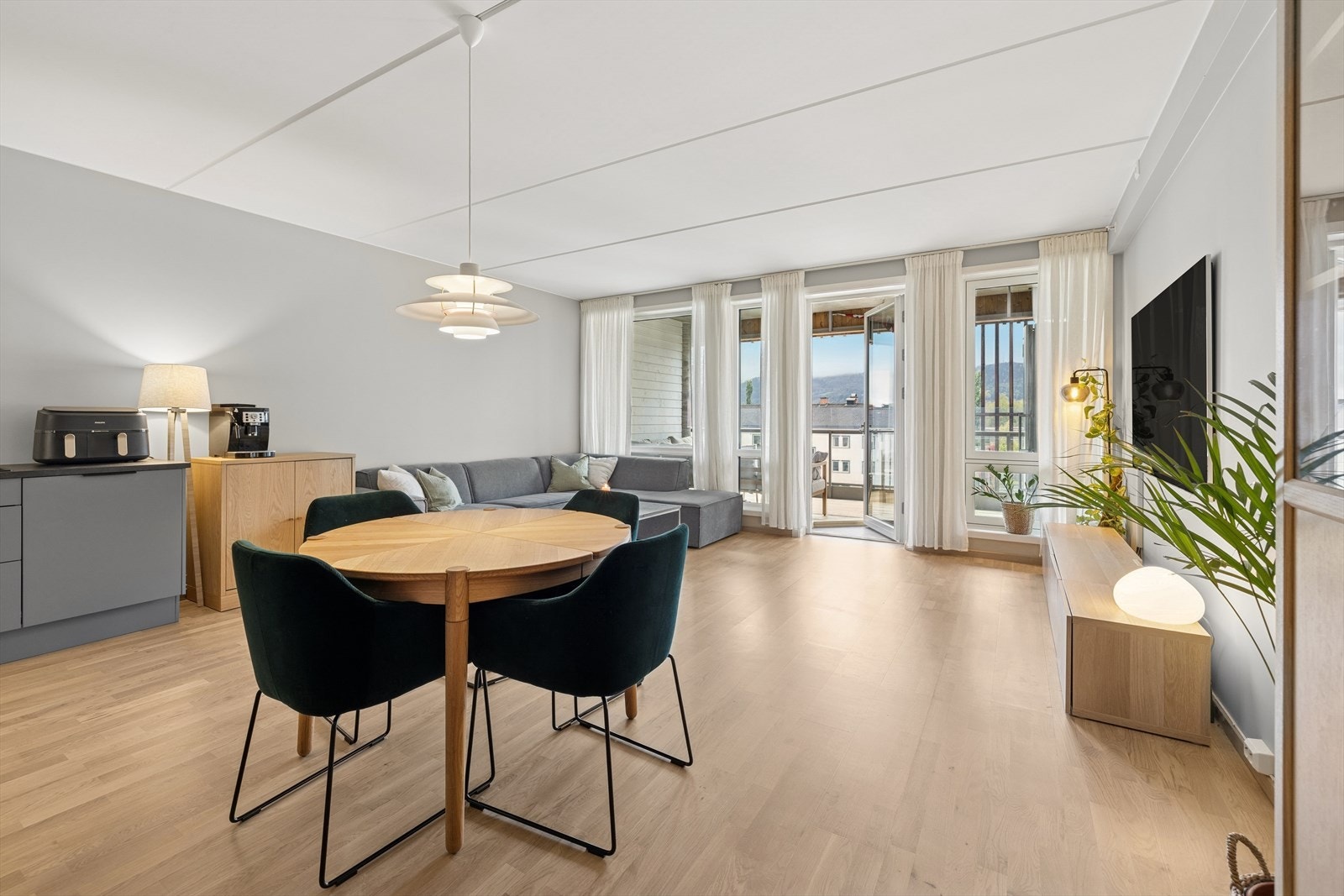 De store vinduene sørger for rikelig med innslipp av naturlig lys i rommet. Galleribilde