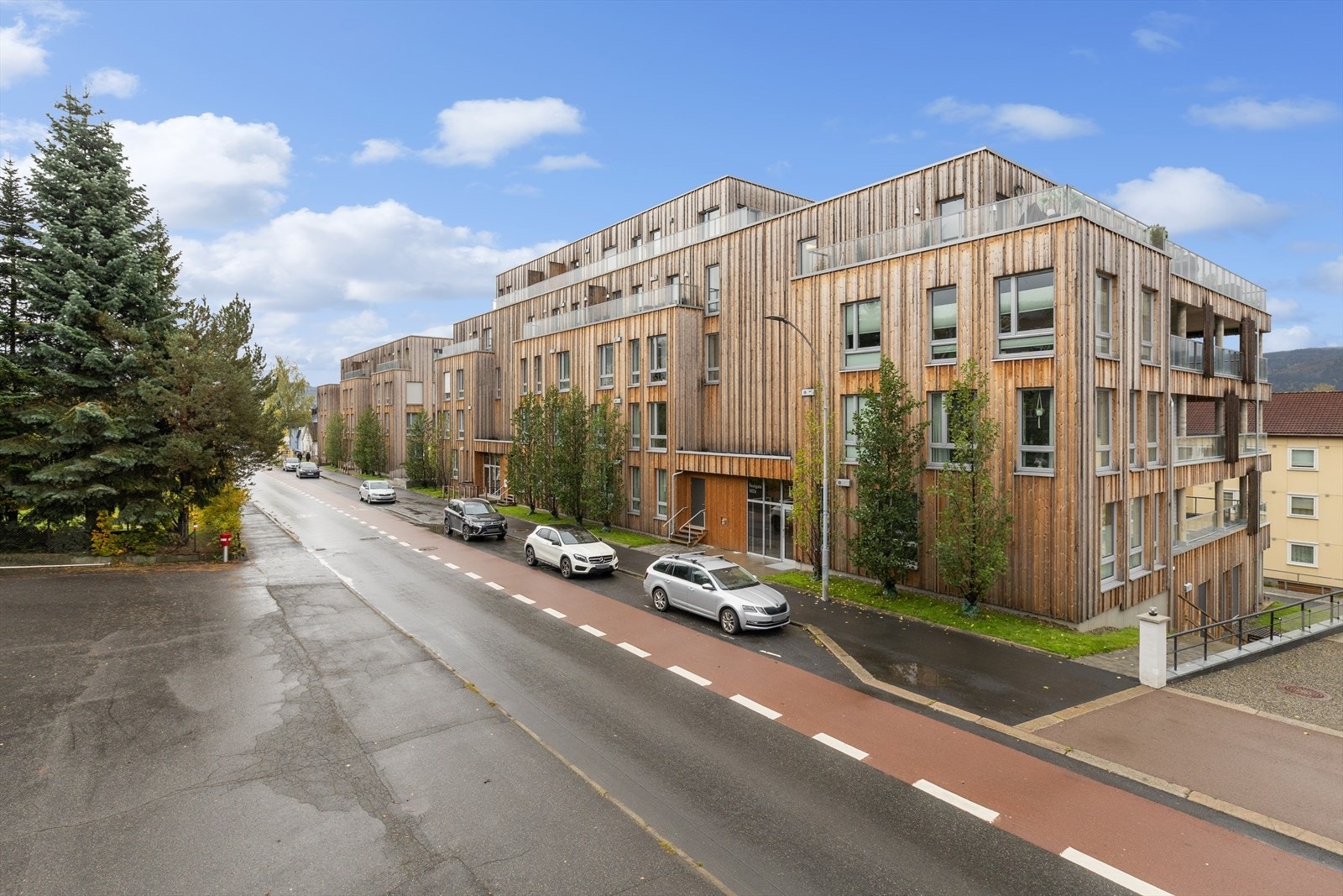 Inngangen ligger på østsiden av blokka. Galleribilde