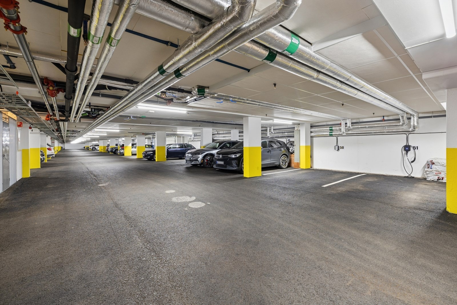 Leiligheten disponerer en parkeringsplass i felles parkeringskjeller. Galleribilde