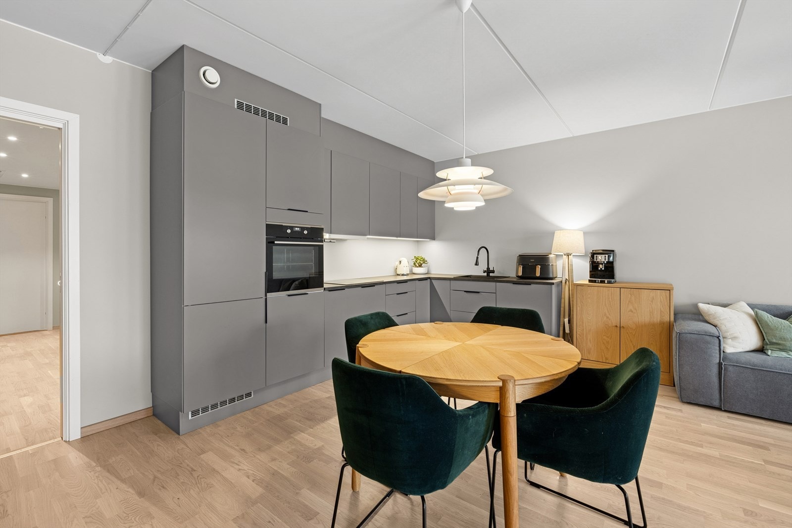 Kjøkkenet har en praktisk utforming, med mye skap og benkeplass. Galleribilde