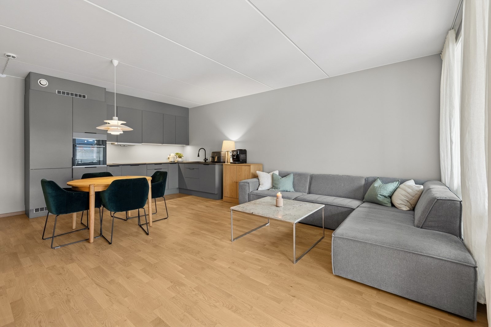 Stuen og kjøkkenet ligger i en åpen løsning. Galleribilde