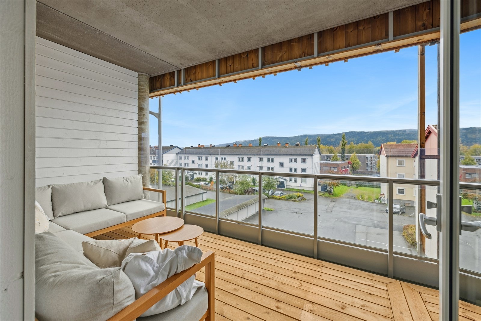 Fra stuen er det utgang til en stor, vestvendt veranda, med god plass til møblering. Galleribilde