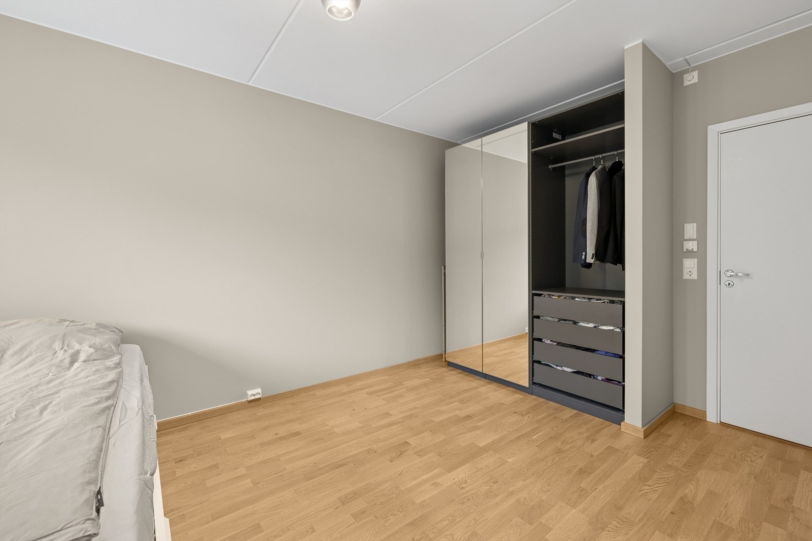 Det står ett garderobeskap her, og det er plass til flere løsninger om ønskelig. Galleribilde