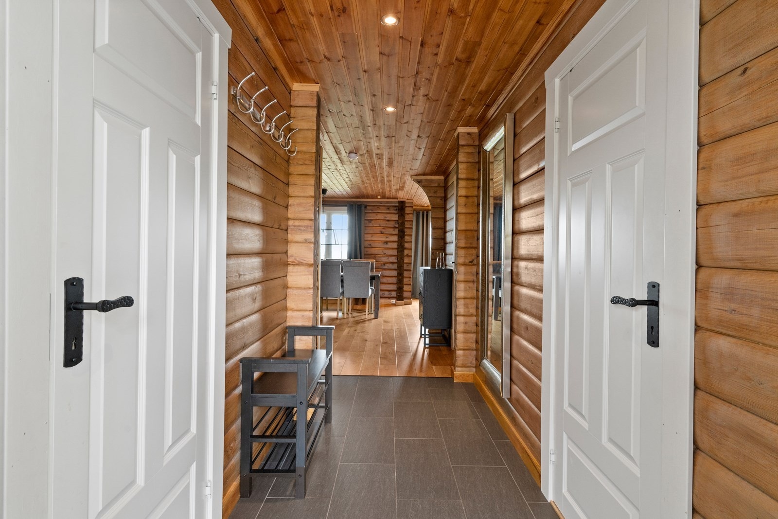 Romslig entré/gang med god plass til å henge fra seg yttertøy. Galleribilde