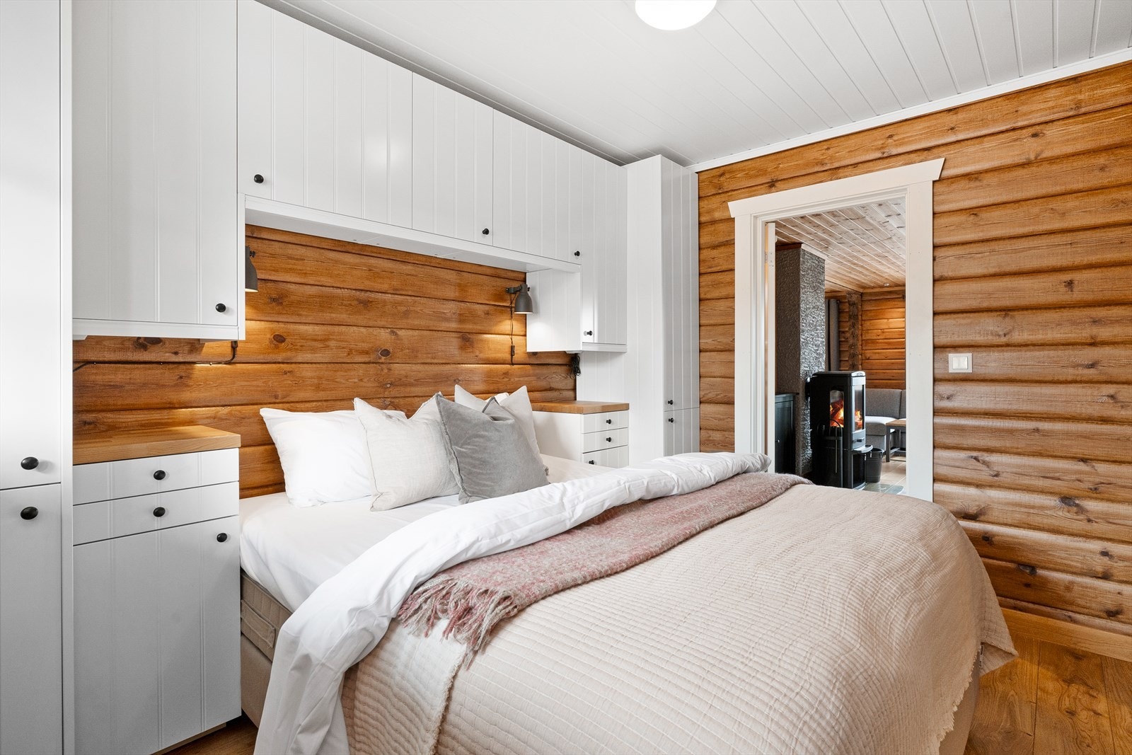 Soverom med inngang fra stue. Soverommet har plassbygde skap over seng med god plass til oppbevaring. Galleribilde