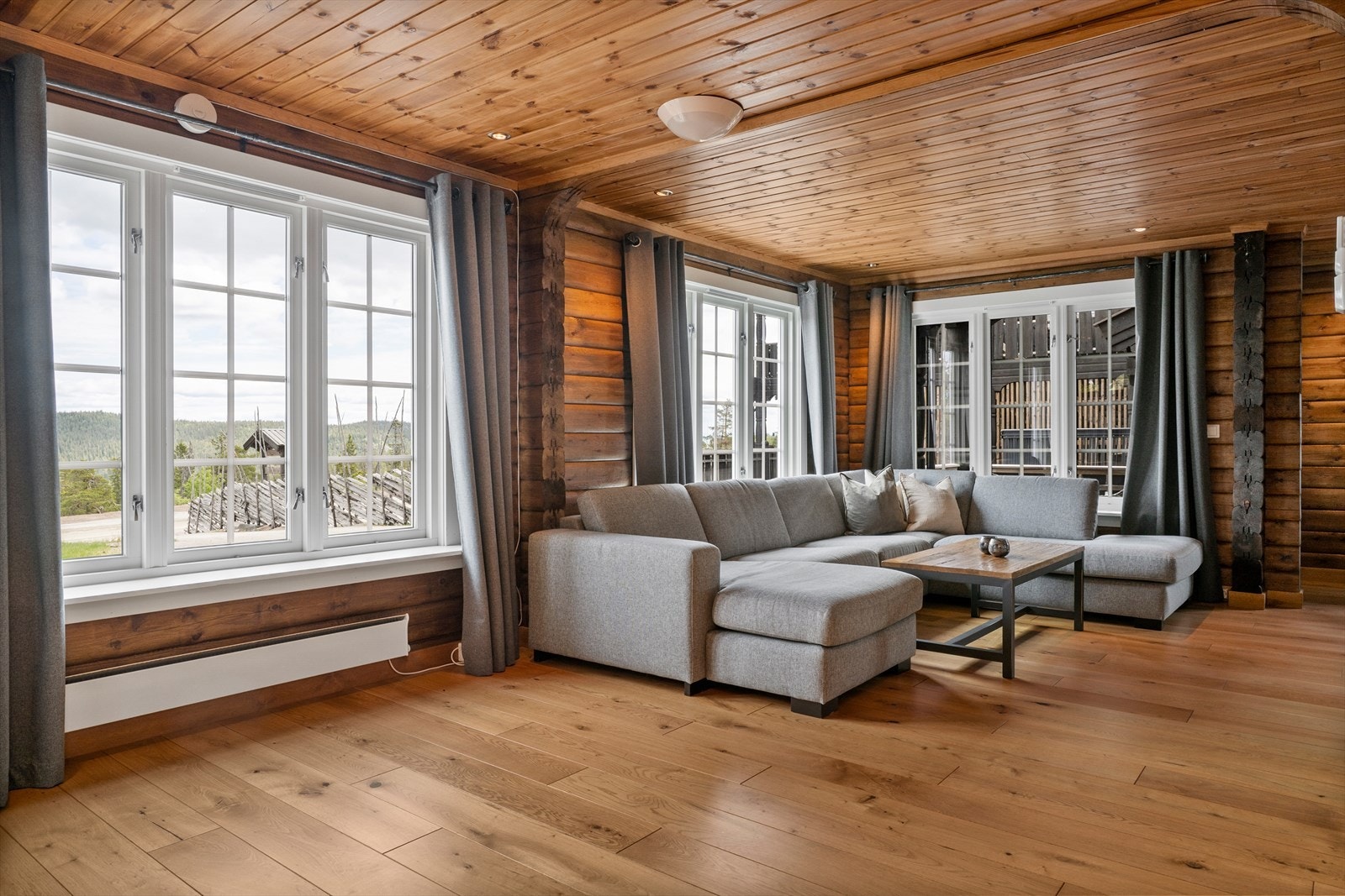 Ved stue er det god plass til sofagruppe. Store vindusflater som slipper inn rikelig med dagslys. Galleribilde