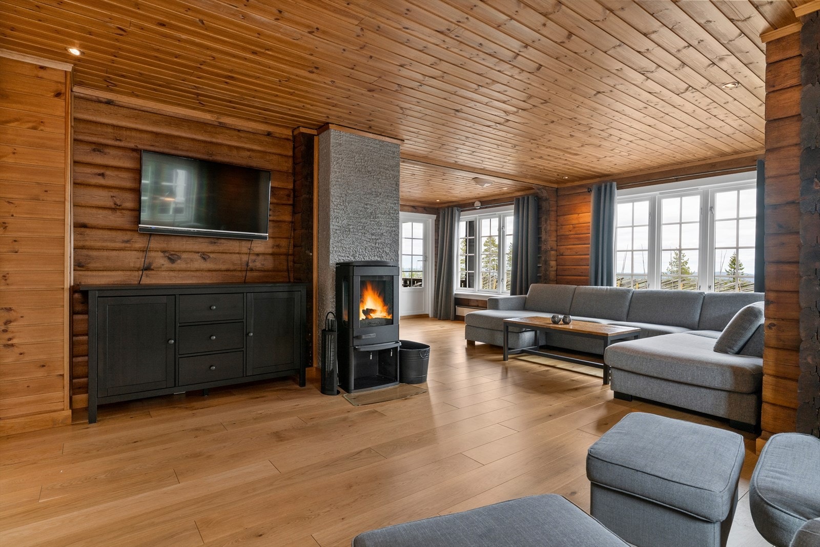 Peis er sentralt plassert i rommet, perfekt oppvamingskilde etter en lang dag ute i vintersesongen! Galleribilde