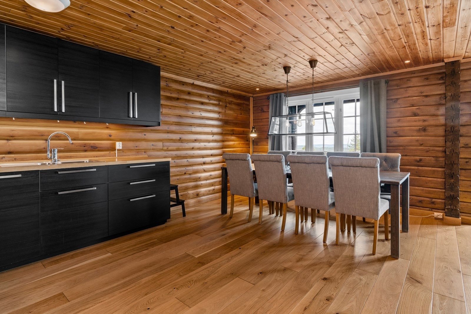 Ved kjøkken er det god plass til spisebord. Galleribilde