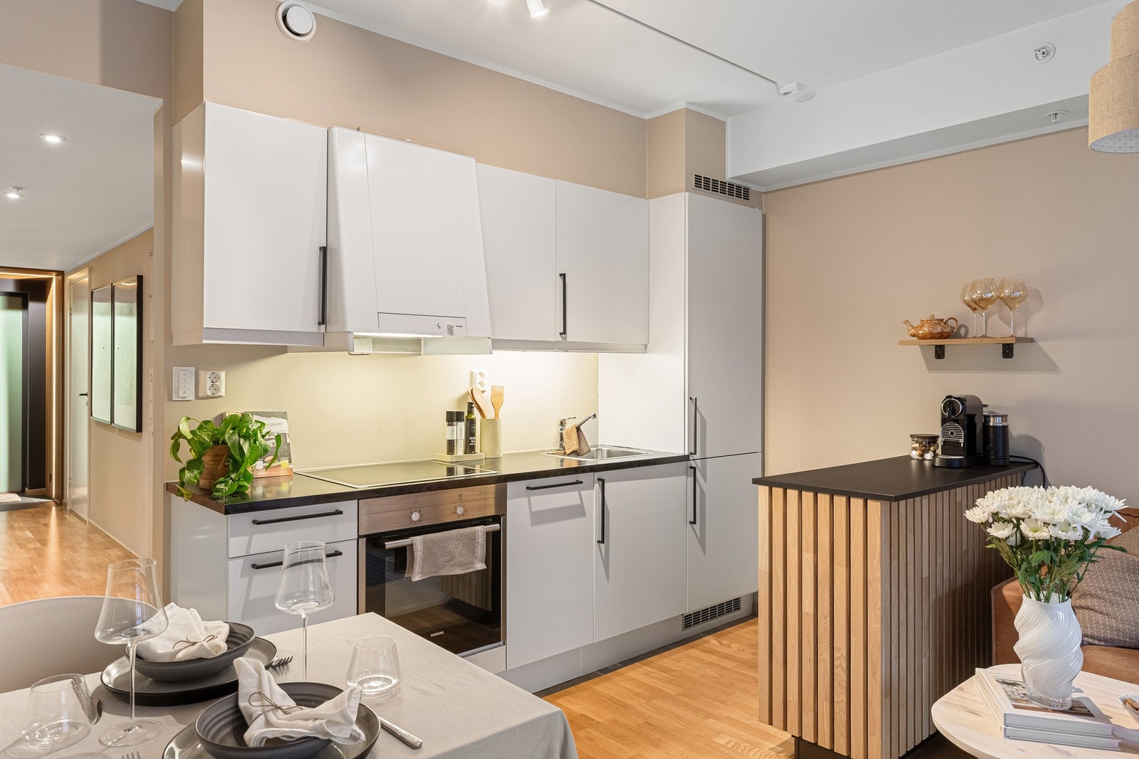 Pent kjøkken fra 2016 med integrerte hvitevarer. Galleribilde