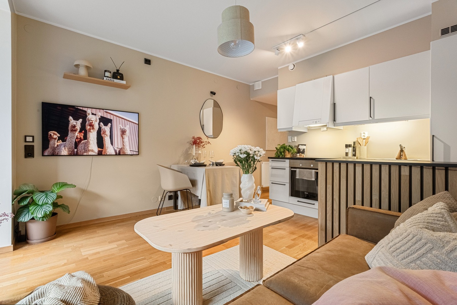 Her får du en flott leilighet med både balkong, heis i bygget og parkeringsplass i P-kjeller. Galleribilde