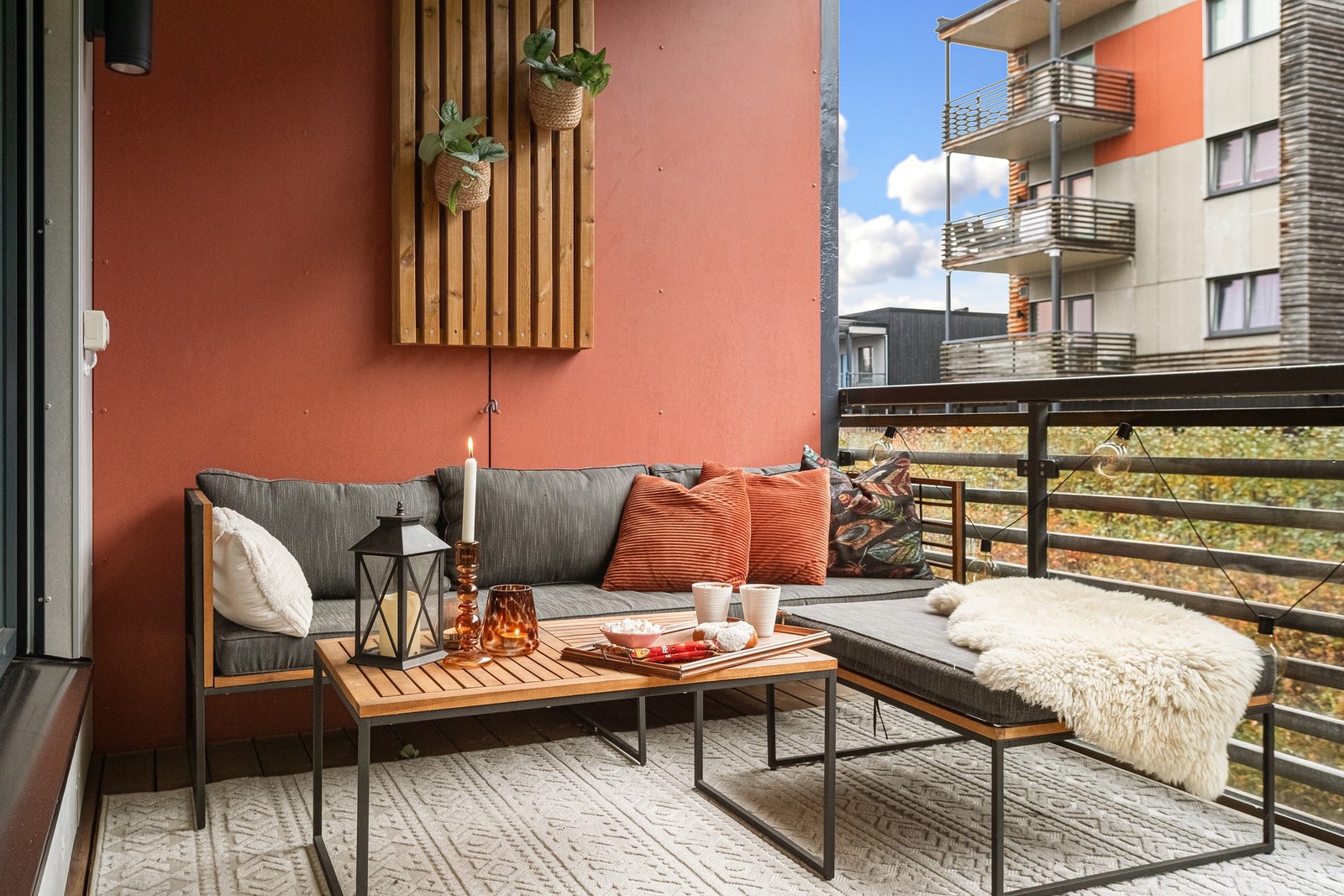 God plass til stor sittegruppe på balkongen. Galleribilde