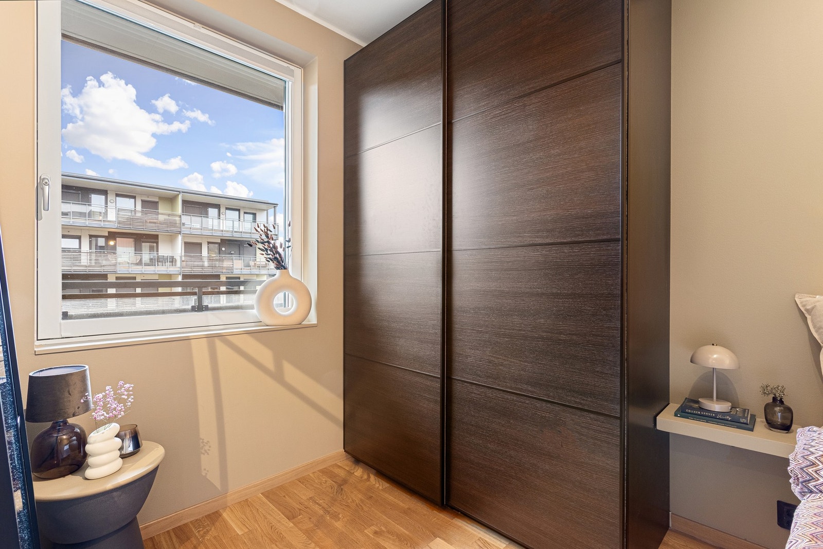 God plass til seng og garderobeskap på soverommet. Galleribilde