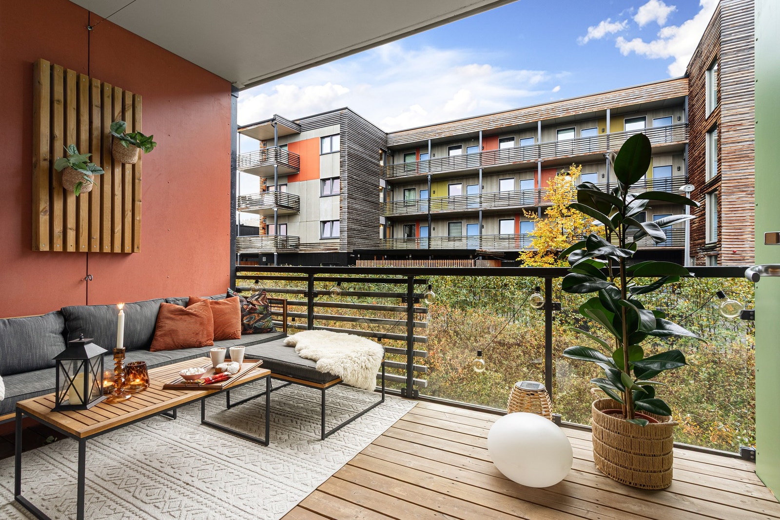 Leiligheten ligger i 2.etasje, og er fra 2016 med tidsriktige og fine materialvalg. Galleribilde