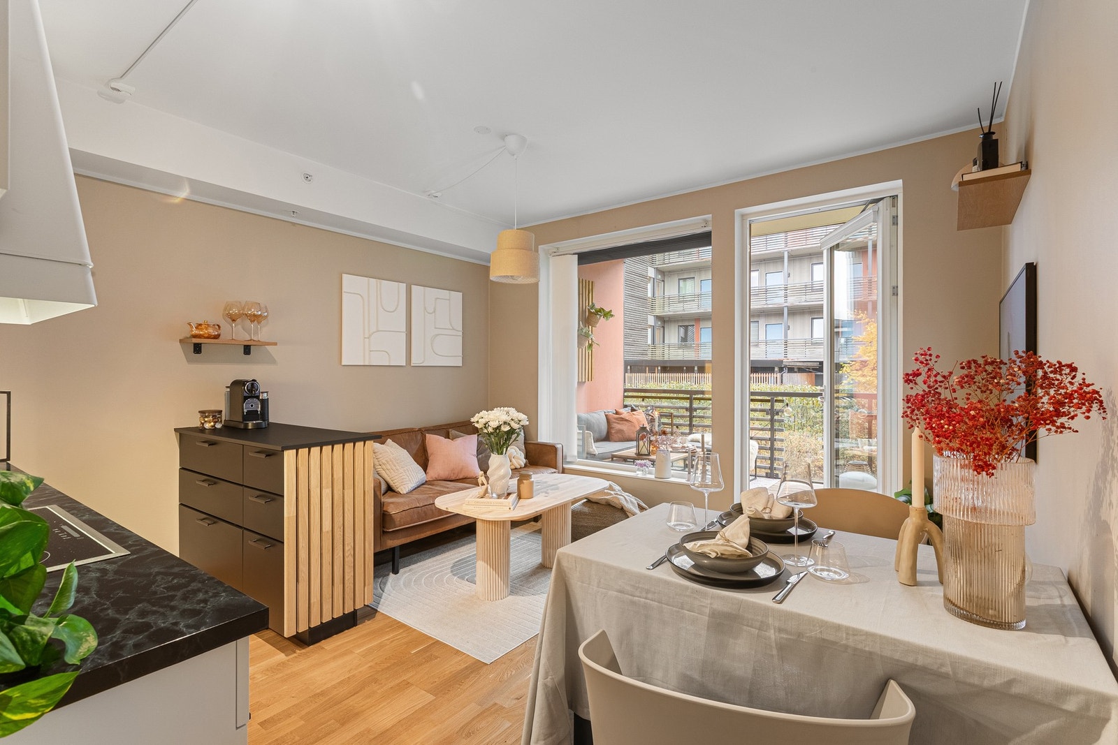 EiendomsMegler 1 ved Markus Tangvik har gleden av å presentere en flott og moderne 2-roms selveierleilighet i Stokkbekken 165.
Foto: Krokstad & Nervik Boligfotografer, (Jens Martin Nervik) Galleribilde