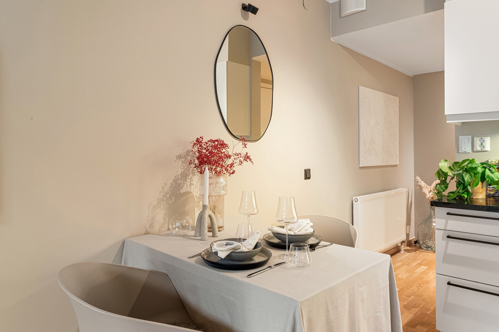 God plass til koselig spisebord ved kjøkkensone. Galleribilde