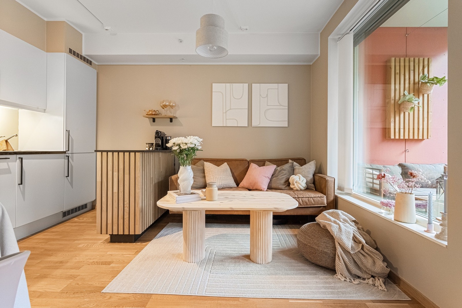 Delikat stue som er lett å innrede med sofa, spisebord og TV-krok. Galleribilde