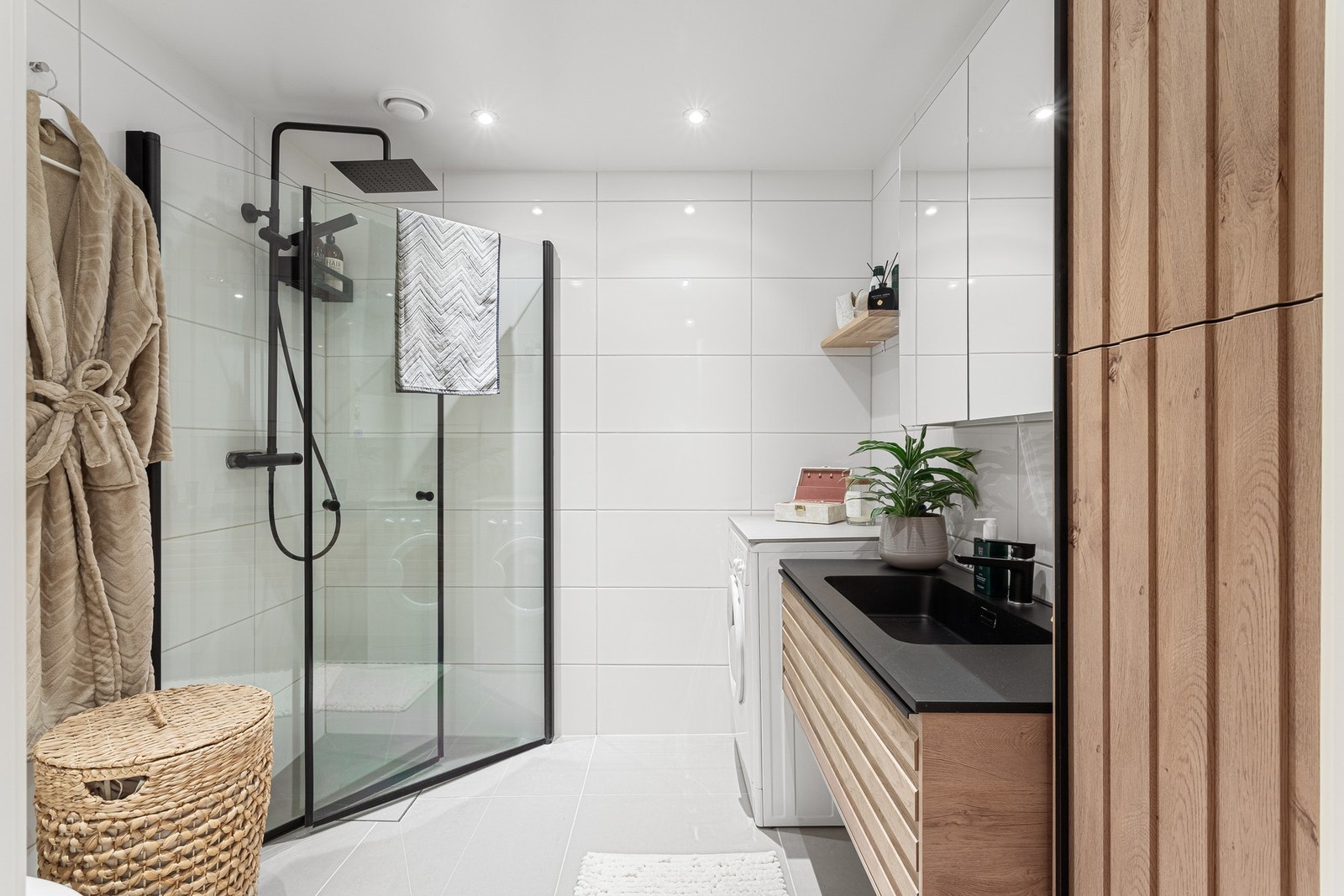 Stort baderom fra 2016 med opplegg for vaskemaskin. Galleribilde