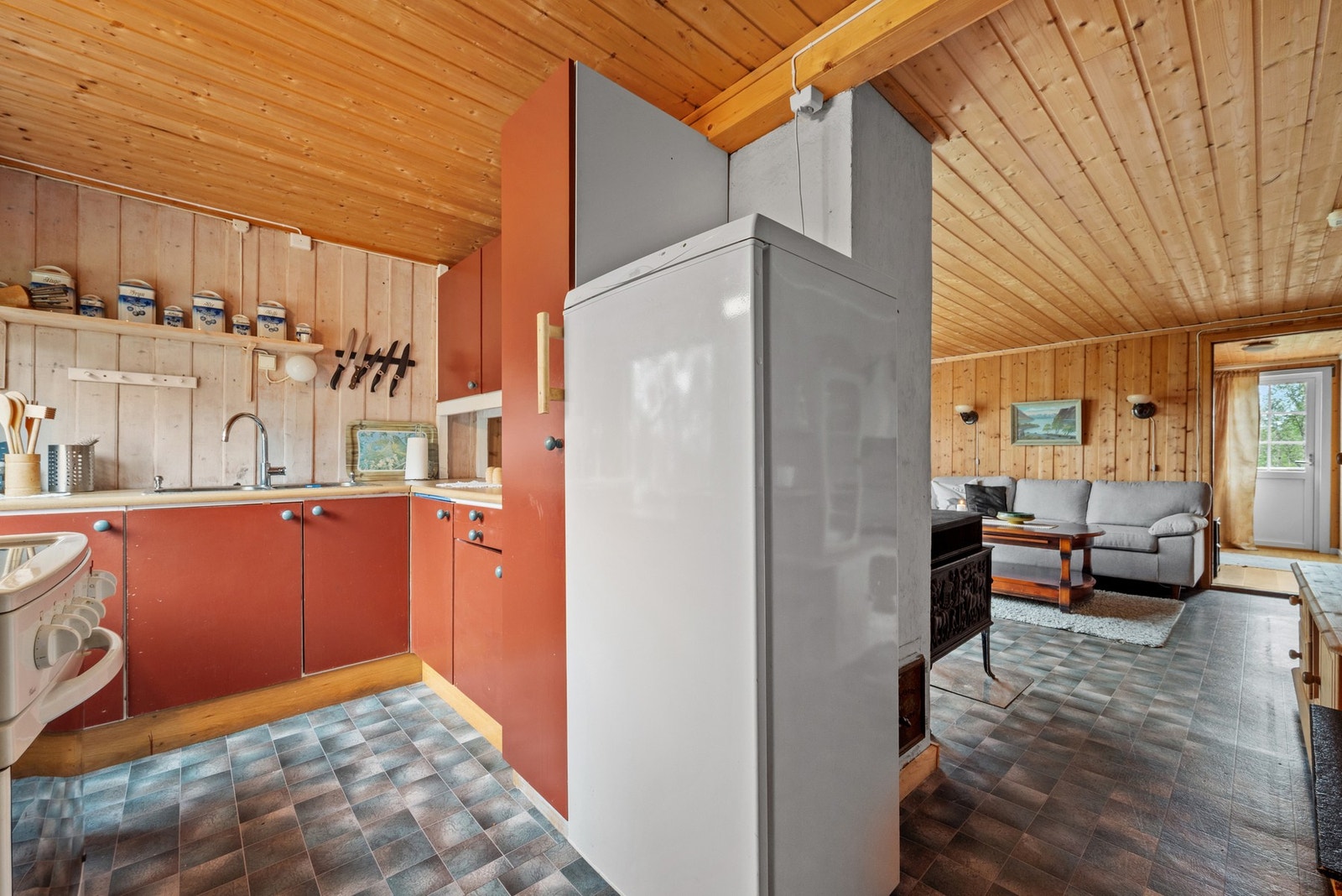 Kjøkkenet har godt med skapplass. Galleribilde