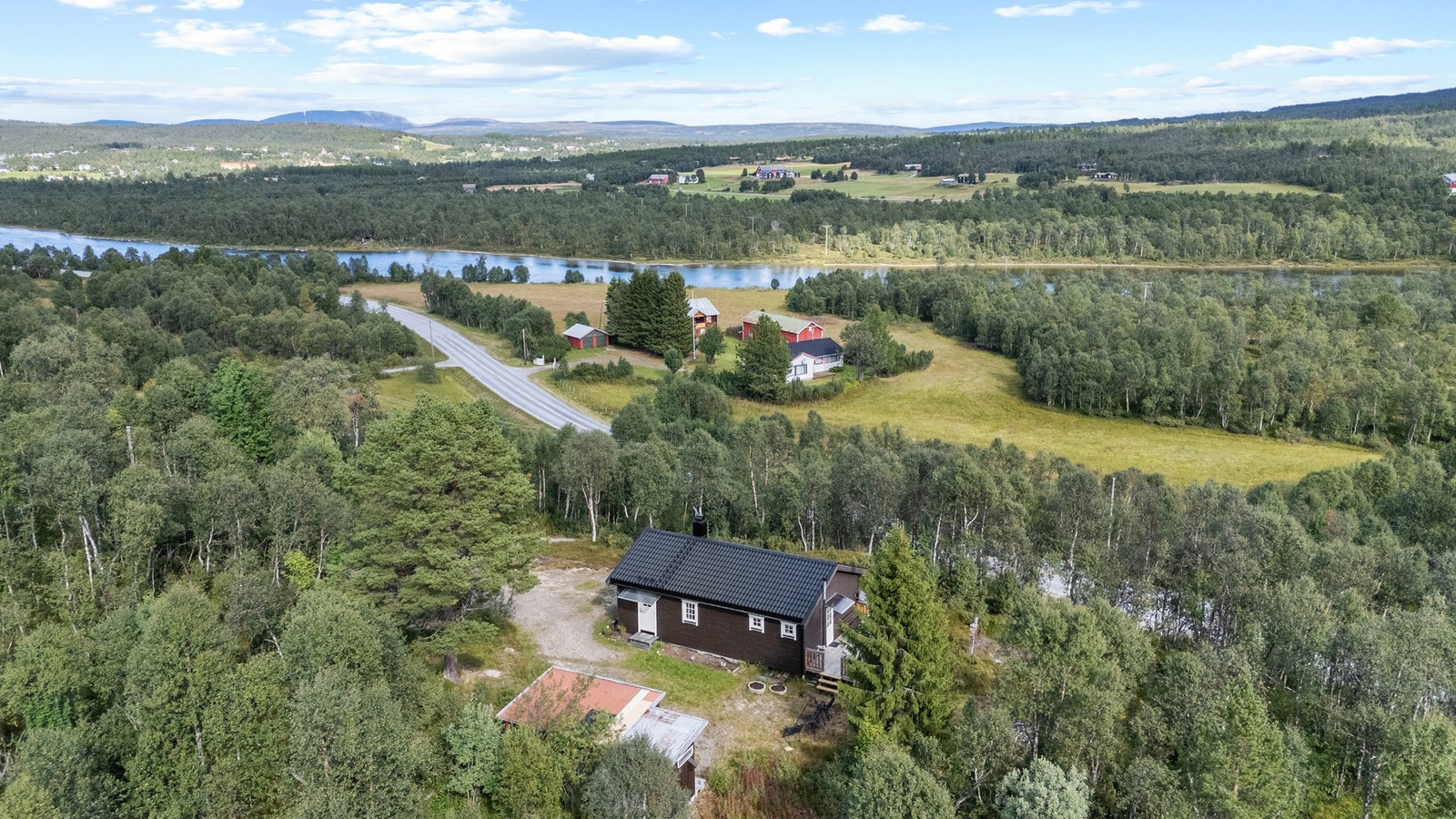 Det er bilvei frem til hytta via fylkesvei 30. Galleribilde