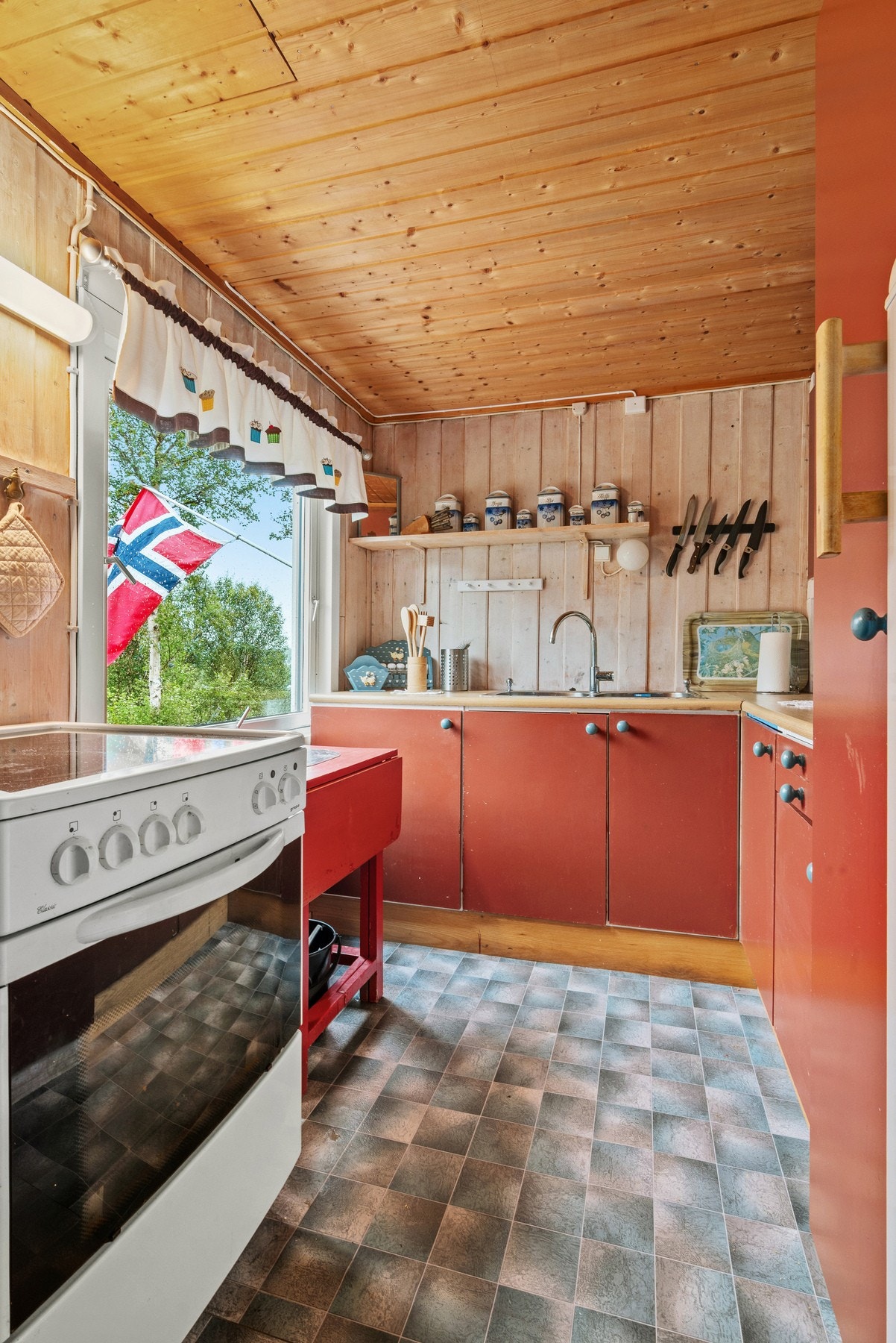 Hytta har sommervann fra brønn. Galleribilde