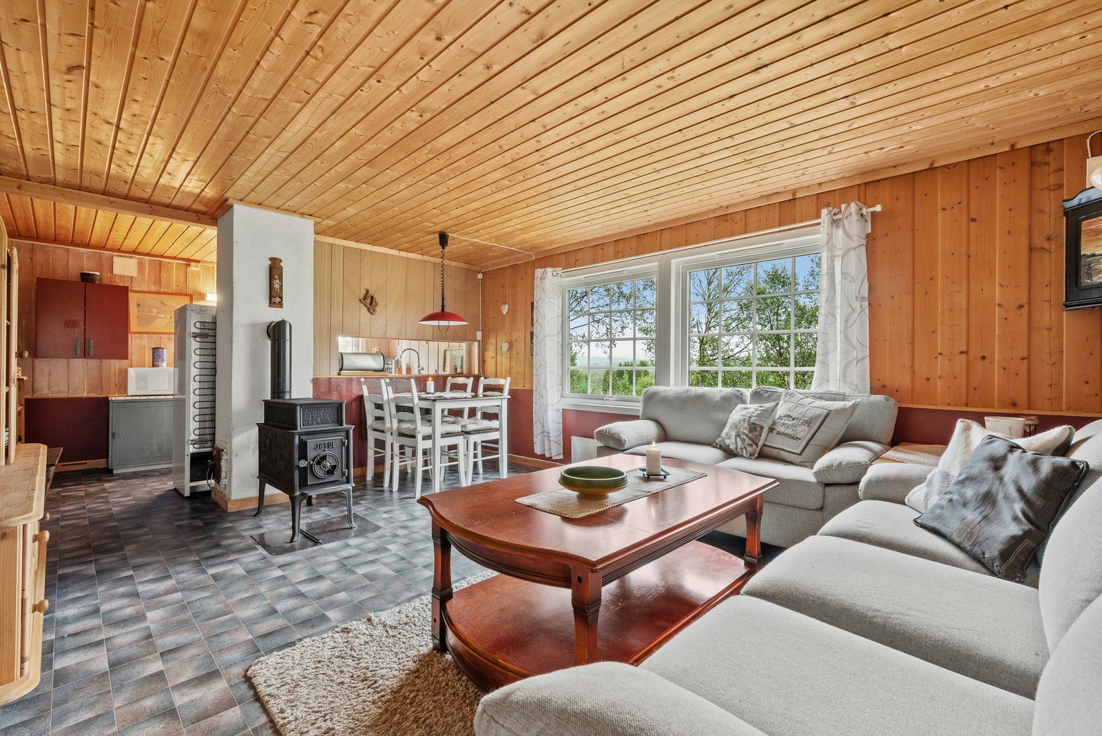 Hytta har elektrisk oppvarming og vedovn. Galleribilde