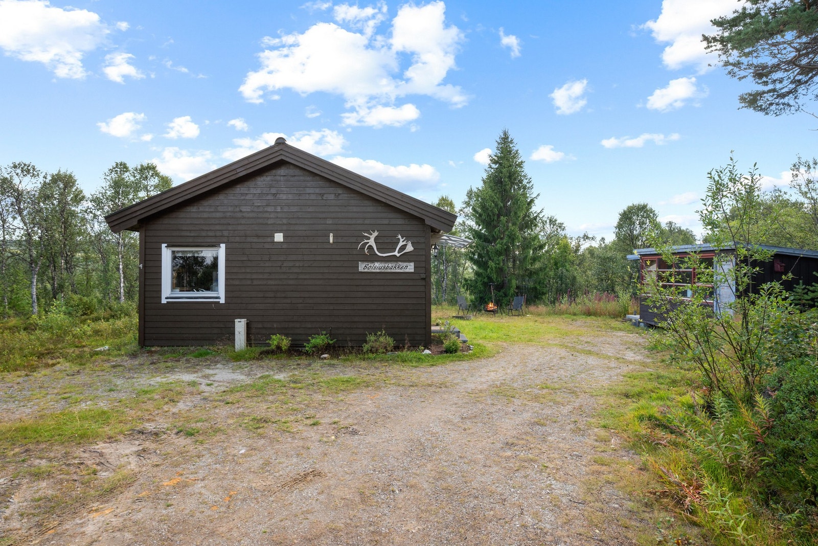 Utvendig er det god plass til parkering av biler. Galleribilde