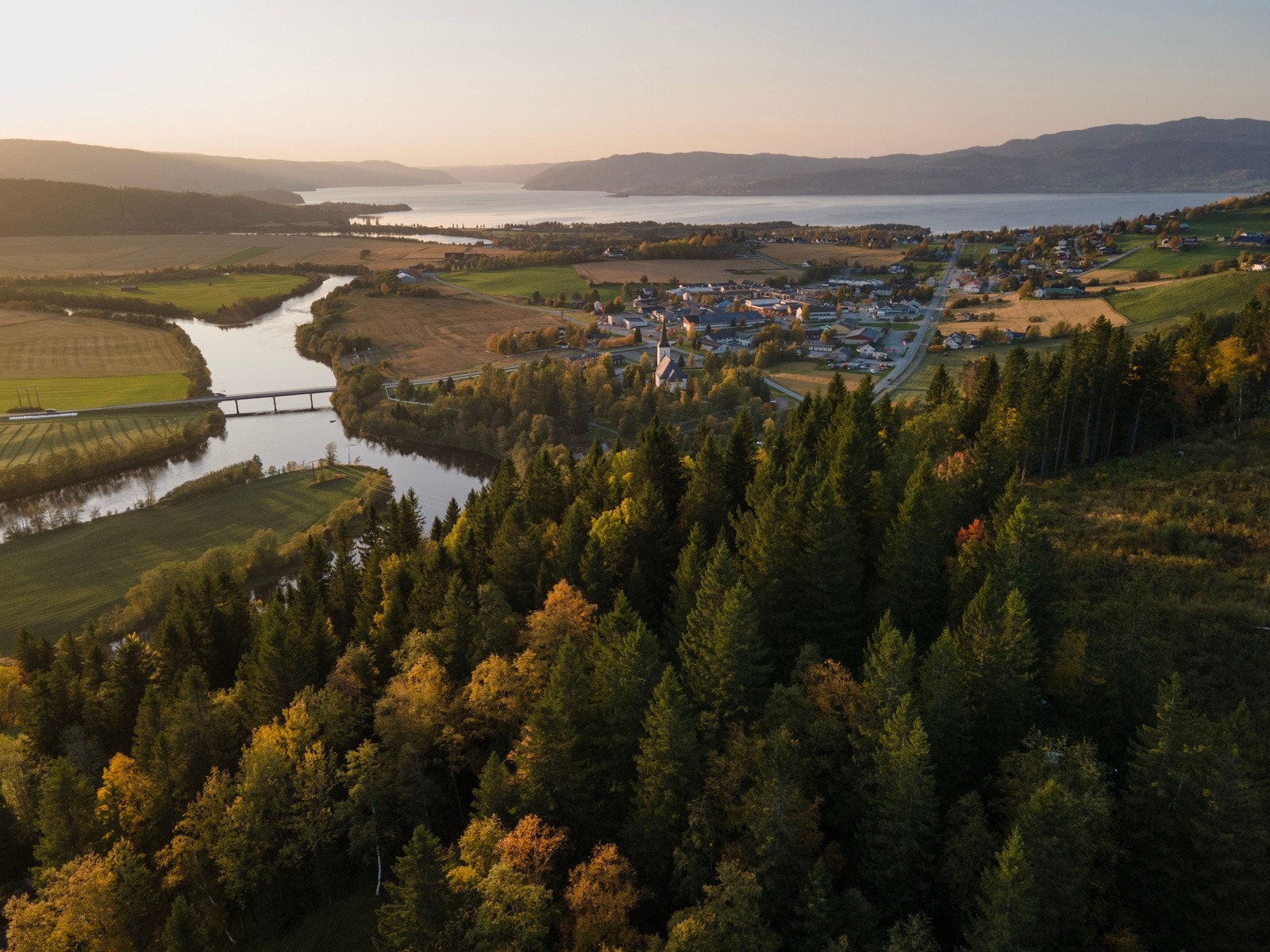 Eiendommen ligger i sentrum i Selbu med umiddelbar nærhet til alt man trenger i hverdagen. Galleribilde