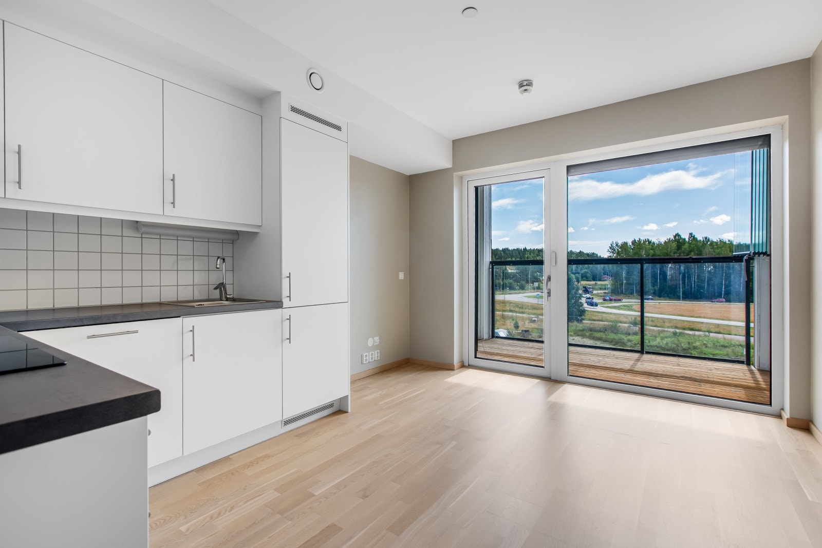 Stort vindu som slipper inn rikelig med naturlig dagslys. Galleribilde