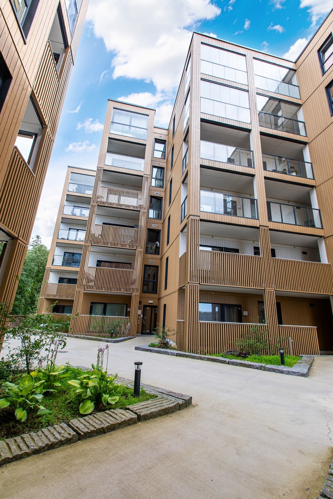 Leiligheten ligger rett ved siden av bla. Rema1000 og Evo. Enkel adkomst til E6-akselen, Jessheim sentrum og togstasjon. Galleribilde